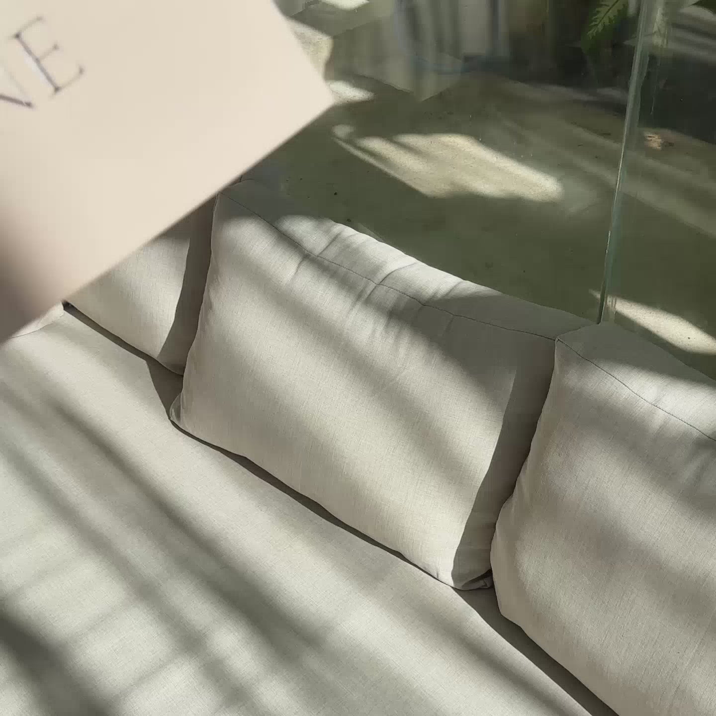 Charger la vidéo : Masque de nuit réparateur en soie